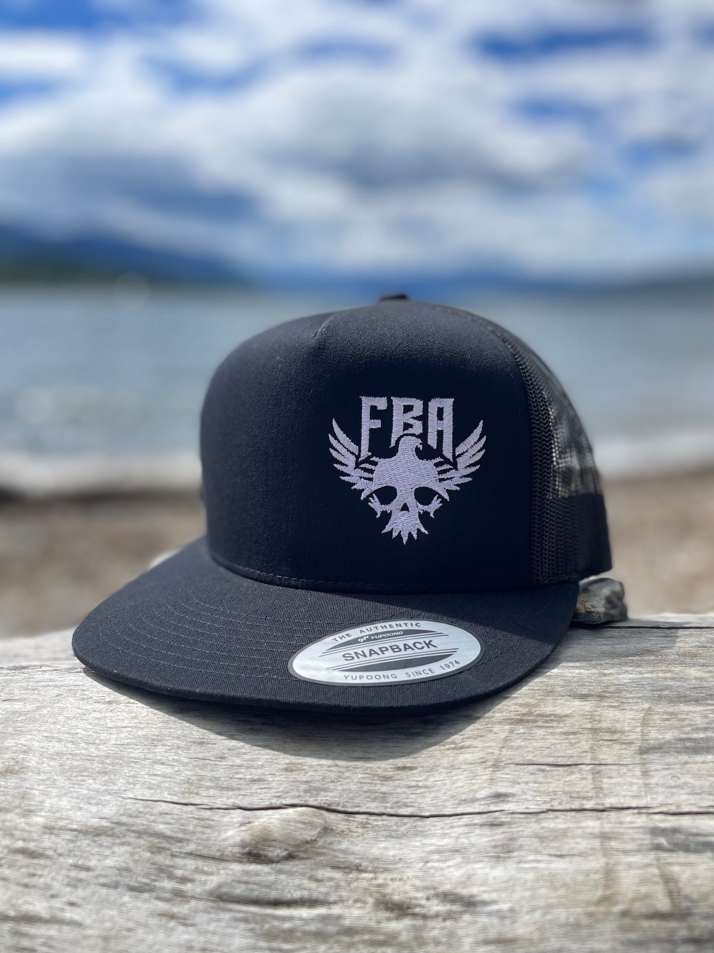 BLACK FLAT BILL TRUCKER