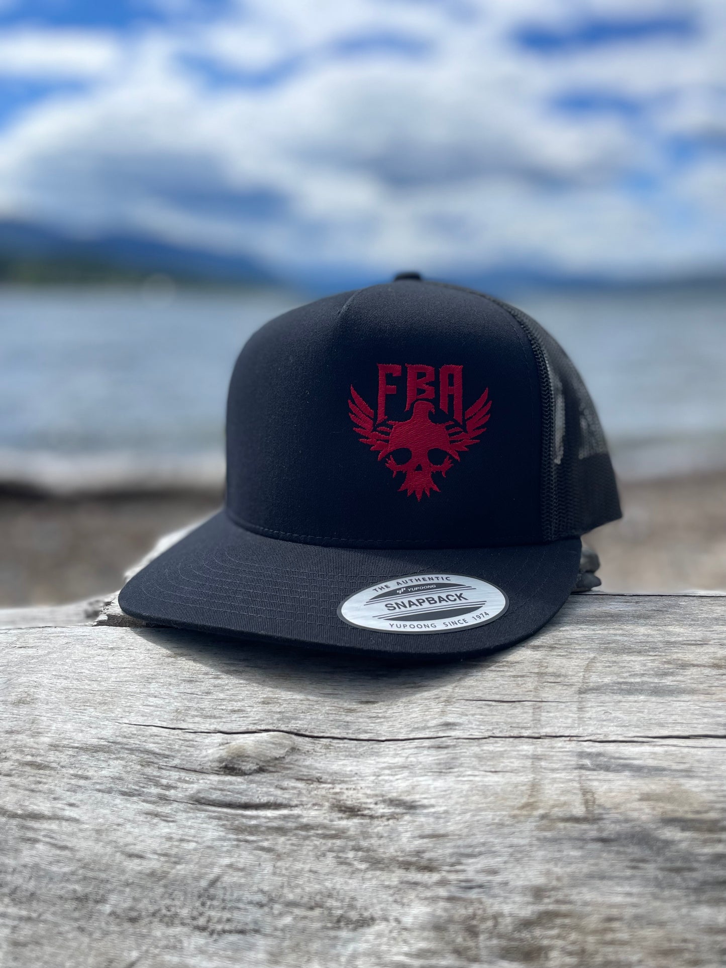 BLACK FLAT BILL TRUCKER